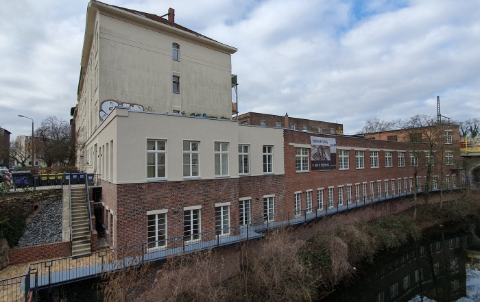 Blick auf das Gebäude Engertstraße 6a vom Wasser aus