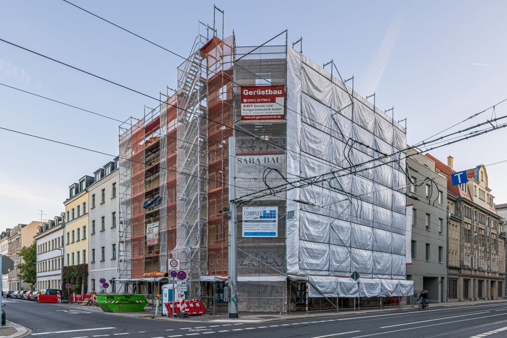 Eingerüstetes Sanierungsobjekt in der Rosa-Luxemburg-Straße